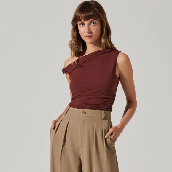 ASTR the Label Zivon Asymmetrical Sleeveless Top Size L Pre-loved (item #128) - Picture 2 of 11